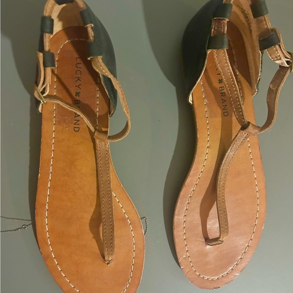Lucky Brand Size 7.5 Brown Black T-Strap Thong Sandals NWOT. NO BOX. - Picture 2 of 9